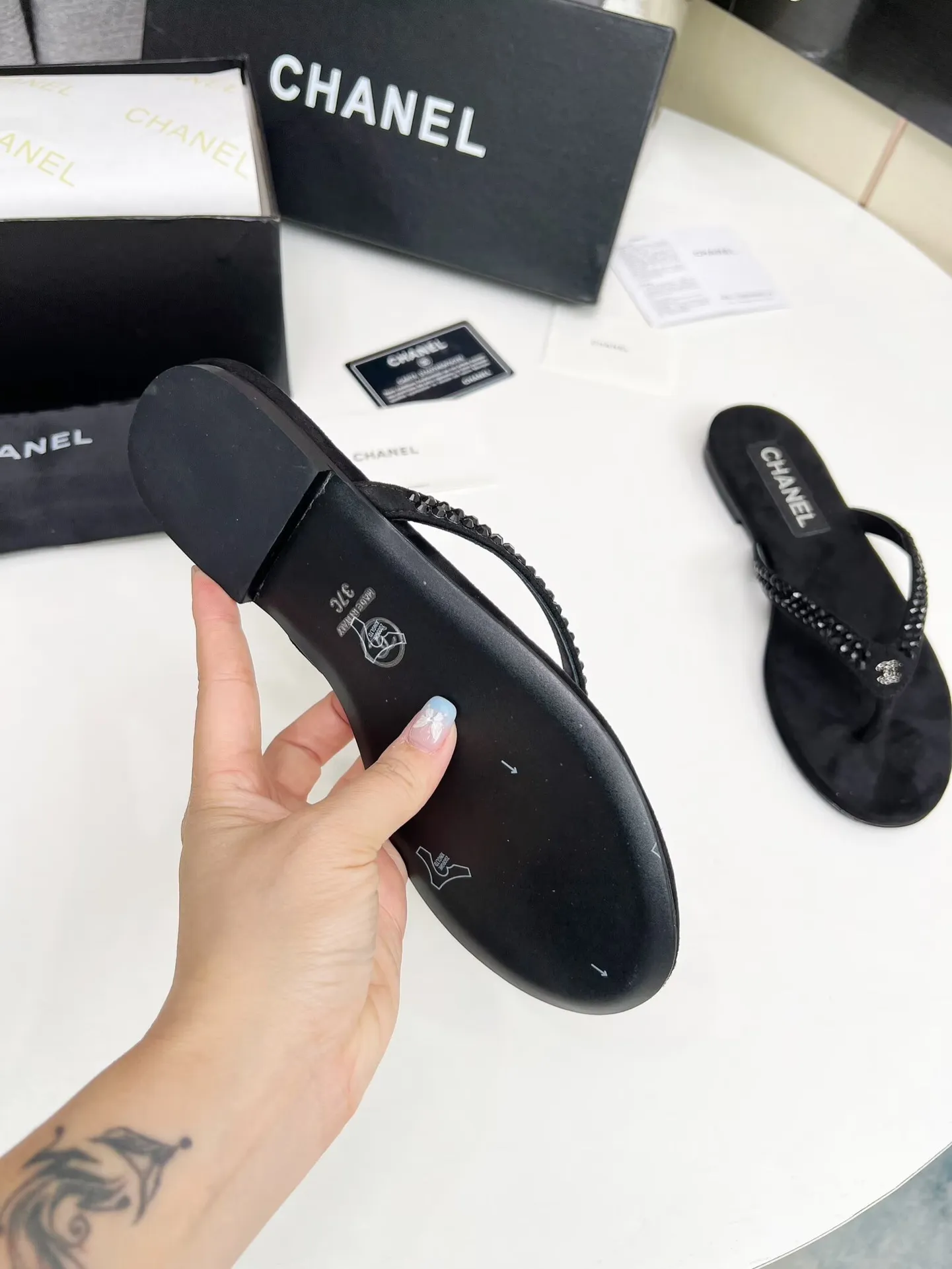💕💕Factory direct selling price p440💕💕 Chanel new spring and summer genuine leather outsole flip-flops✅ I was really moved by this shoe when I first saw it💓 I liked it at first sight [surprised], 😊 and it has Chanel’s classic element diamond logo💎 Fabric: double-sided velvet Lining: cow lining Color: black Size: 35-41 (41 can be customized and non-returnable) Outsole: Made of genuine leather outsole Packaging: with card and cloth bag